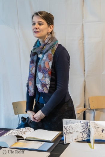 Buchkünstlerin Anna Helm mit einigen ihrer Werke auf der BuchDruckKunst 2018, Museum der Arbeit, Hamburg,